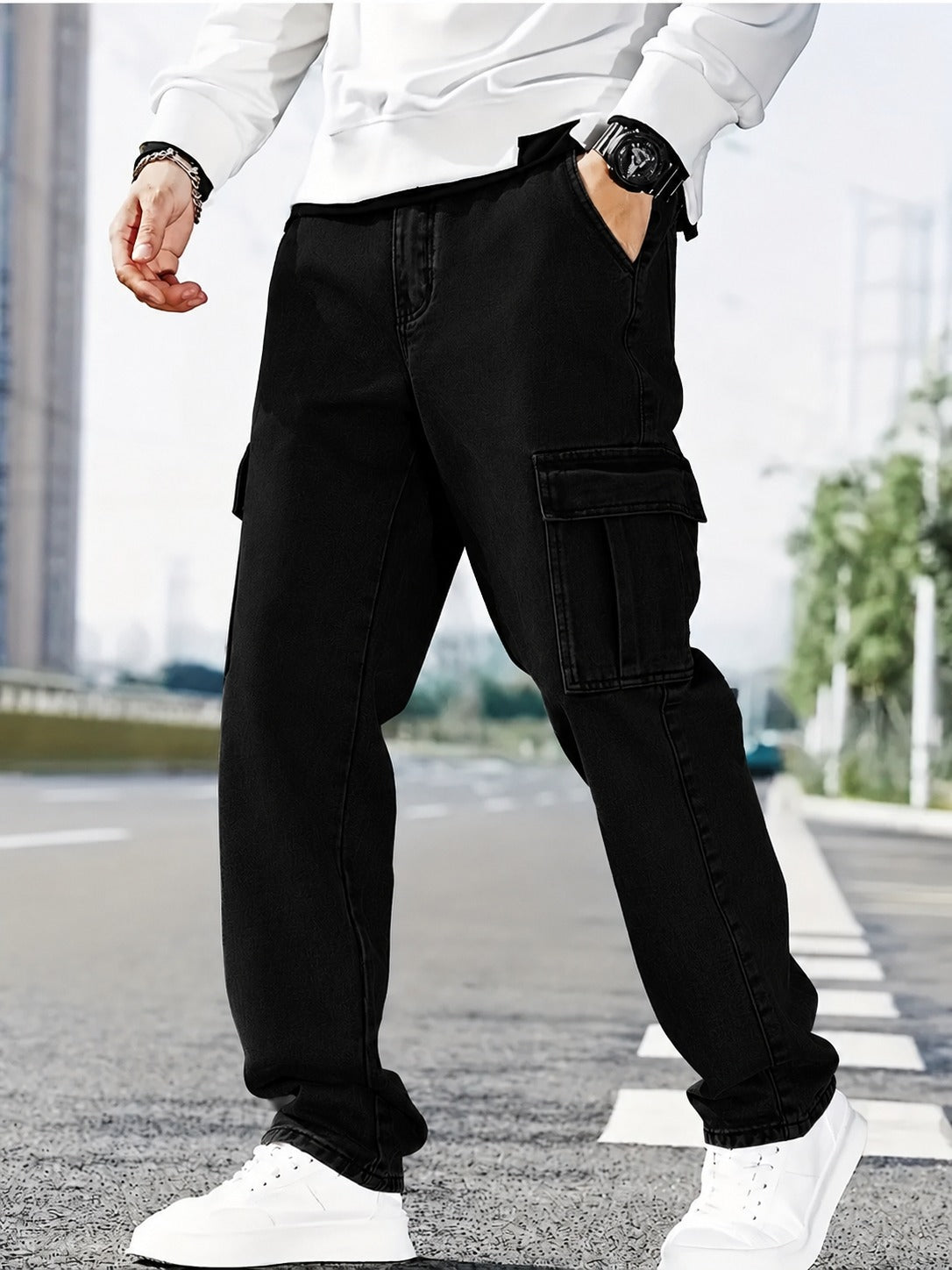 Stylish men’s black cargo jeans with utility pockets for a modern streetwear look.